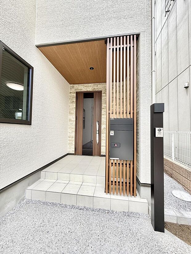 ■ シンプルで美しく、住まいの第一印象を彩る玄関です