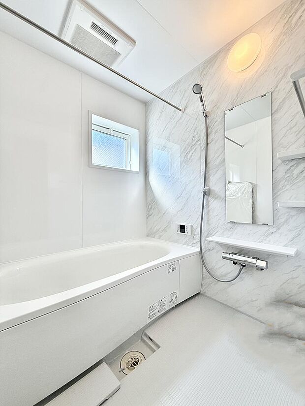 ■落ち着いた色合いの壁面、ゆっくり寛げるバスルーム