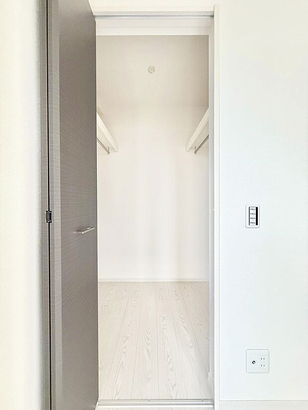 ■季節の洋服も、思い出の小物もすっきり収納できるウォークインクローゼット付  