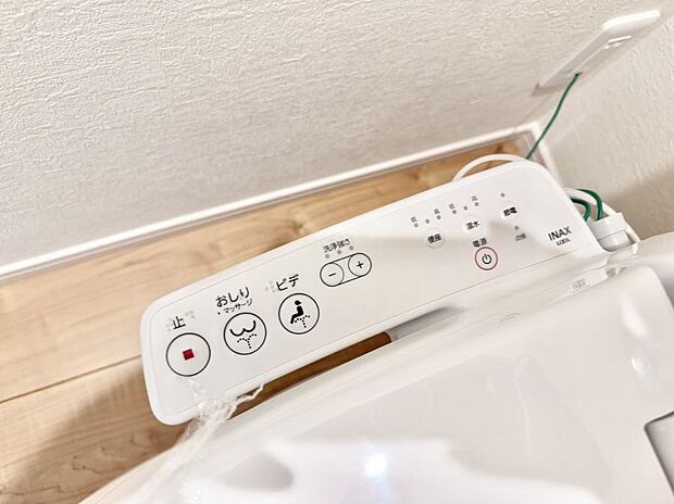 ■温水洗浄で快適、清潔感が保たれるシャワートイレ