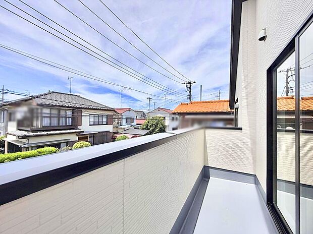 ■ 心地よい風と光を感じる、くつろぎのバルコニー