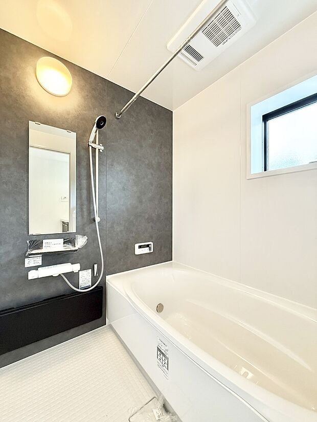 ■落ち着いた色合いの壁面、ゆっくり寛げるバスルーム