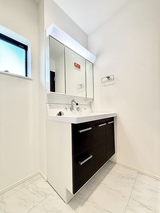 ■明るい洗面所は毎朝の歯磨きも楽しくできちゃいそうです♪