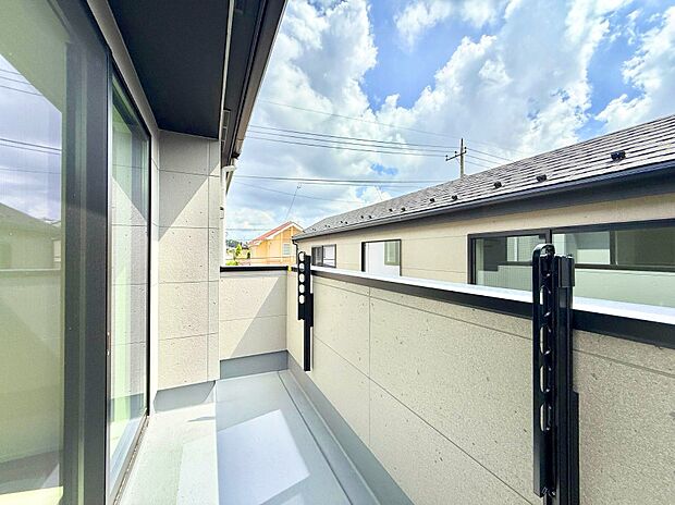 ■ 心地よい風と光を感じる、くつろぎのバルコニー