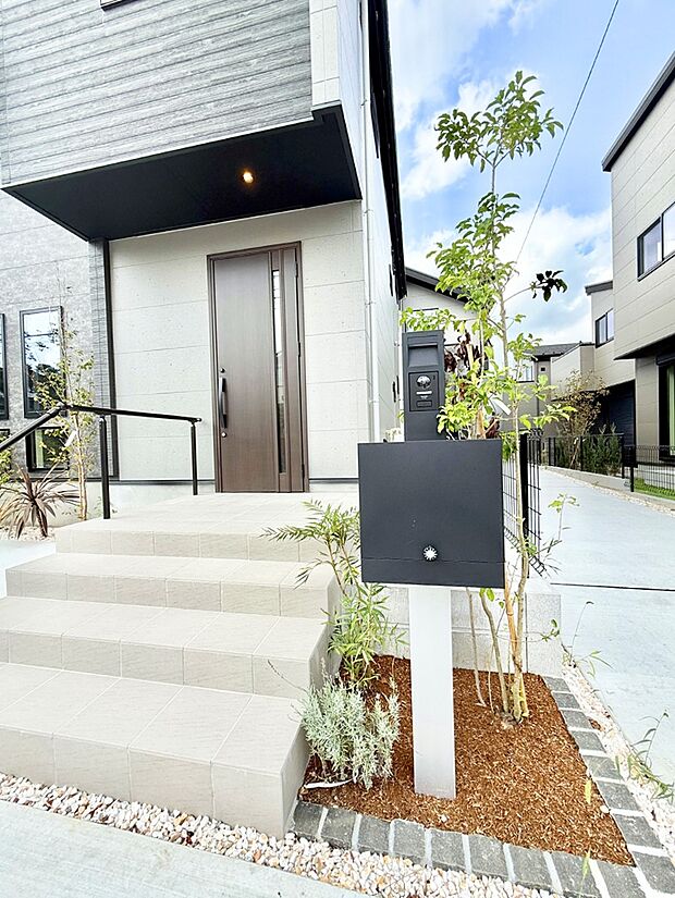 ■ 家族とゲストをやさしく迎える、心温まる玄関