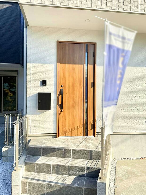 ■ シンプルで美しく、住まいの第一印象を彩る玄関です