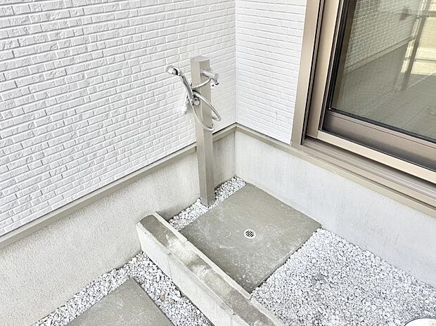 ■ガーデニングや洗車などの際に大活躍な屋外立水栓  