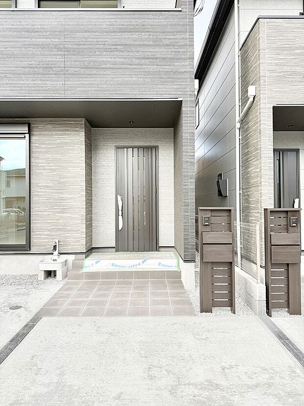 ■ シンプルで美しく、住まいの第一印象を彩る玄関です