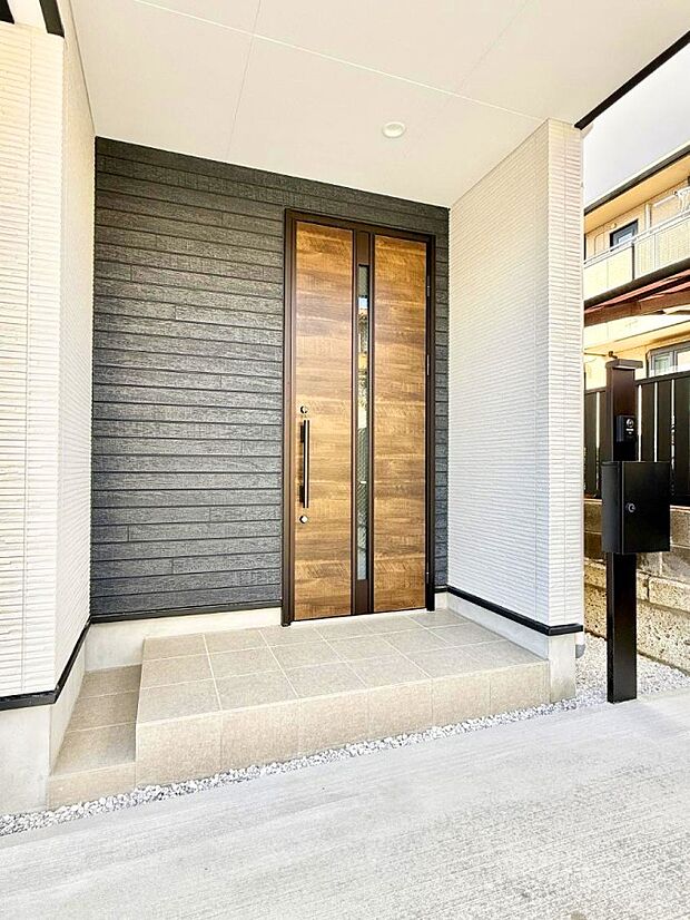 ■ シンプルで美しく、住まいの第一印象を彩る玄関です