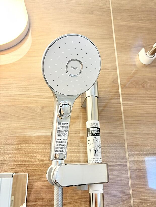 ■わざわざシャワー水栓のレバーまで手を伸ばす必要がなく、簡単に止水できる