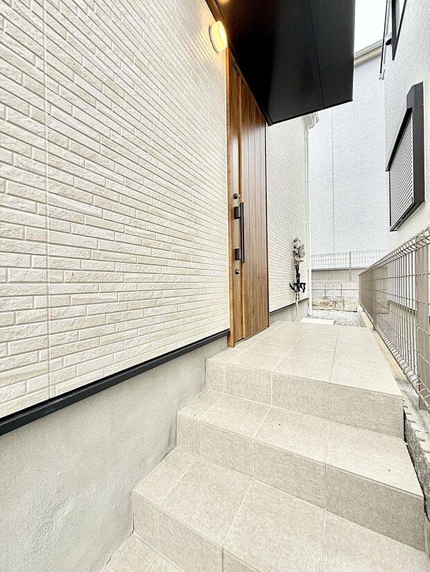 ■ シンプルで美しく、住まいの第一印象を彩る玄関です