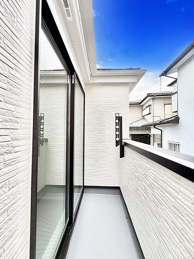 ■ 心地よい風と光を感じる、くつろぎのバルコニー