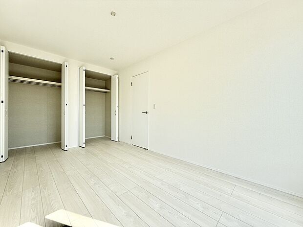 ■シンプルな空間で、収納付きベッドやデスクなど、多機能な家具を活用しやすいです