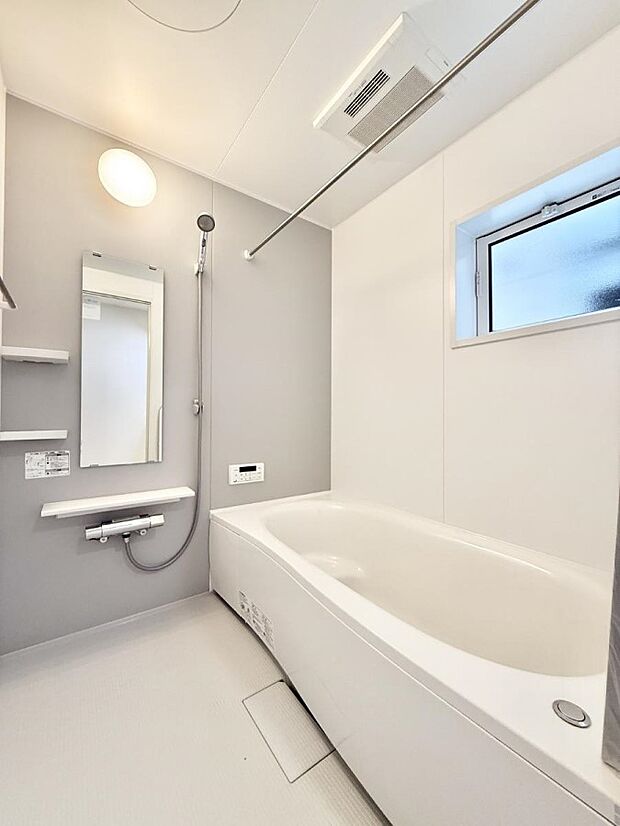 ■落ち着いた色合いの壁面、ゆっくり寛げるバスルーム