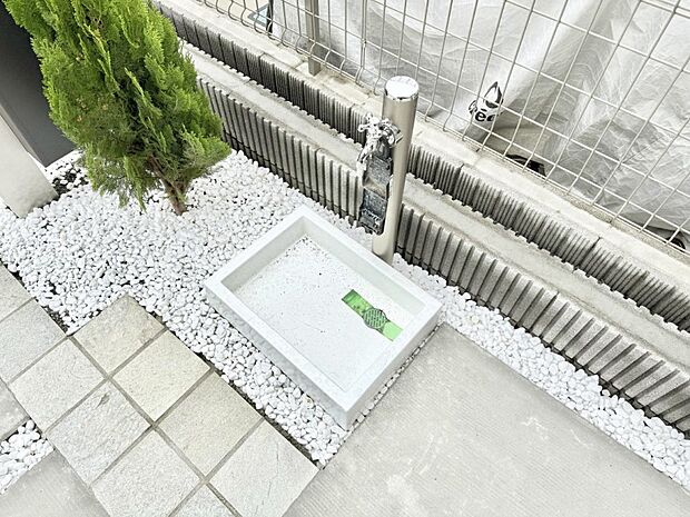 ■ガーデニングや洗車などの際に大活躍な屋外立水栓  