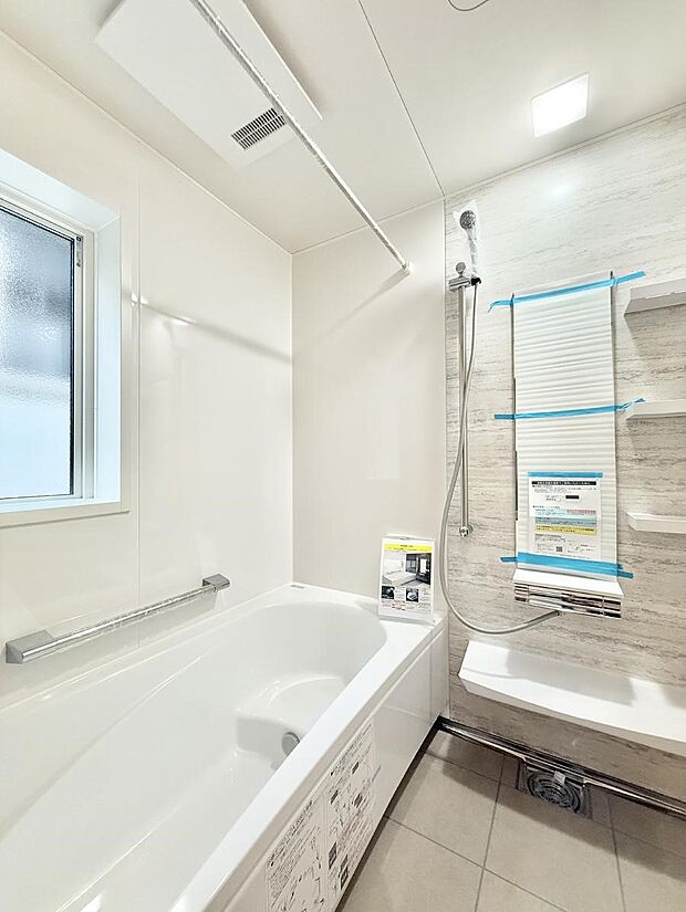 ■落ち着いた色合いの壁面、ゆっくり寛げるバスルーム