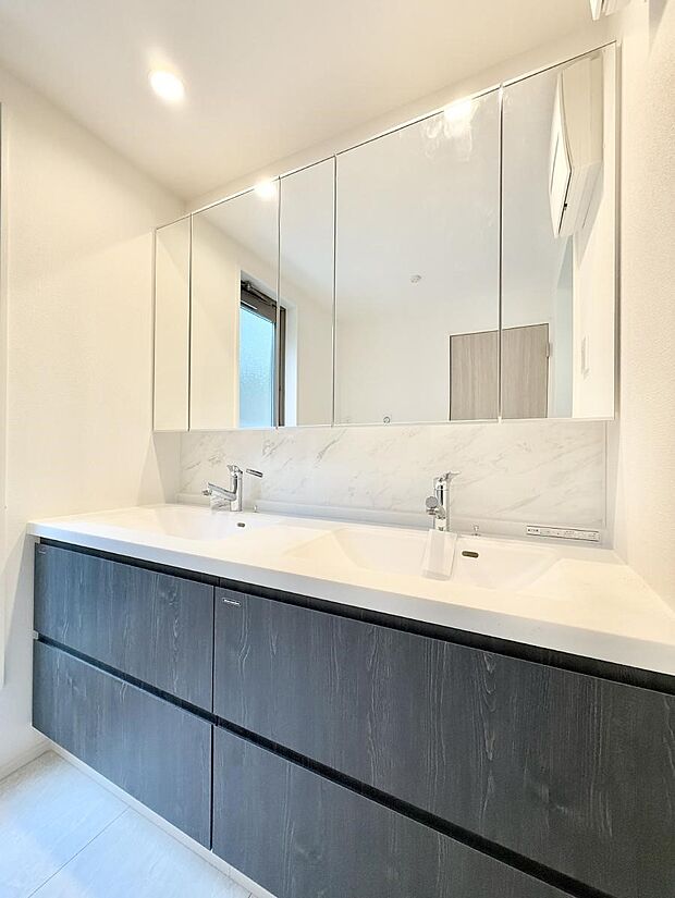 ■明るい洗面所は毎朝の歯磨きも楽しくできちゃいそうです♪