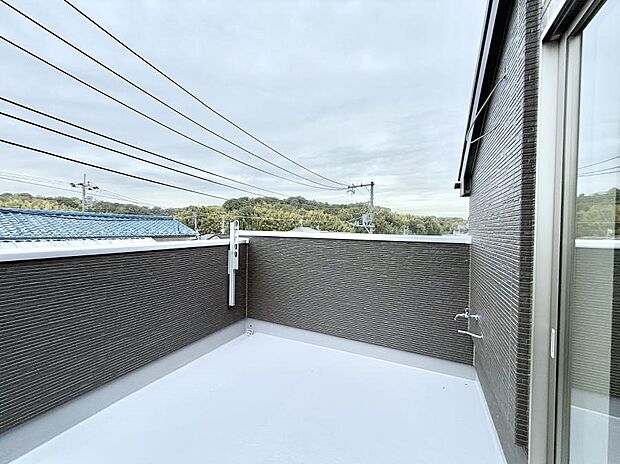 ■ 心地よい風と光を感じる、くつろぎのバルコニー