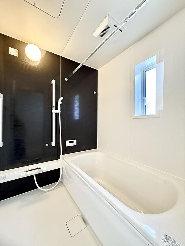 ■落ち着いた色合いの壁面、ゆっくり寛げるバスルーム