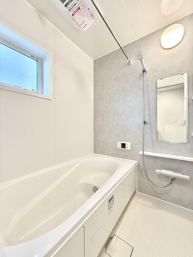 ■落ち着いた色合いの壁面、ゆっくり寛げるバスルーム