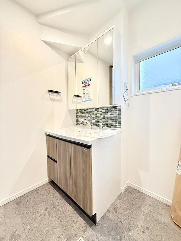 ■明るい洗面所は毎朝の歯磨きも楽しくできちゃいそうです♪