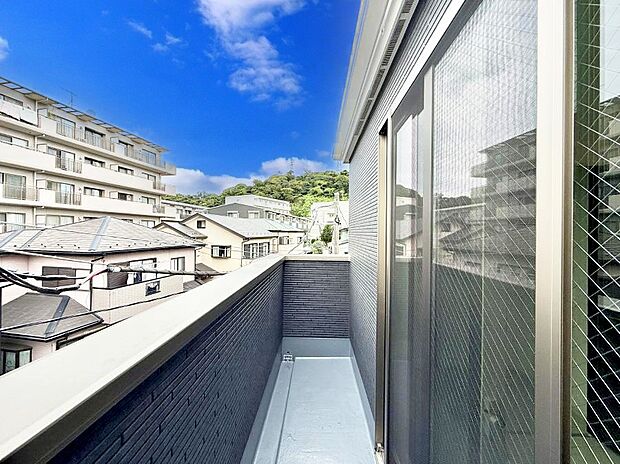 ■ 心地よい風と光を感じる、くつろぎのバルコニー