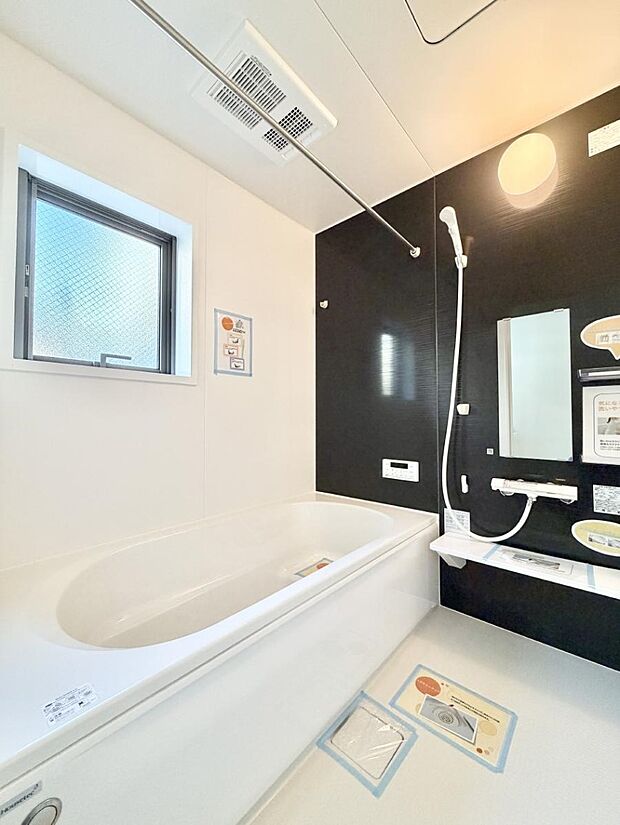 ■落ち着いた色合いの壁面、ゆっくり寛げるバスルーム