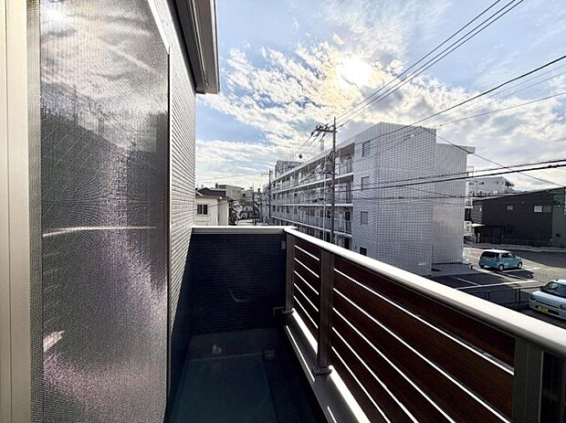 ■ 心地よい風と光を感じる、くつろぎのバルコニー