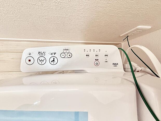 ■温水洗浄で快適、清潔感が保たれるシャワートイレ