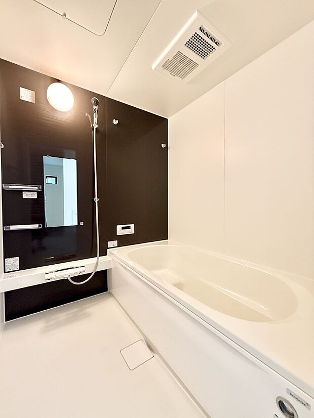 ■落ち着いた色合いの壁面、ゆっくり寛げるバスルーム