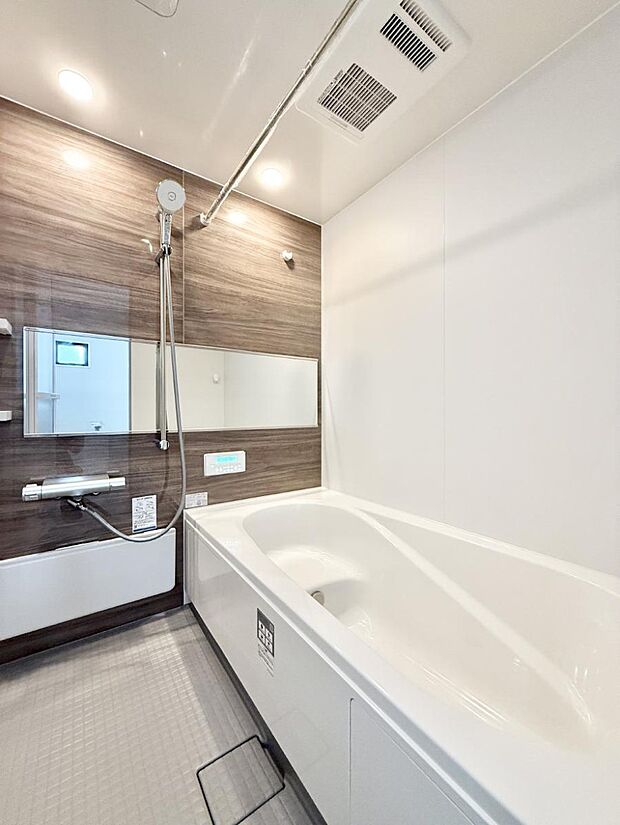 ■落ち着いた色合いの壁面、ゆっくり寛げるバスルーム