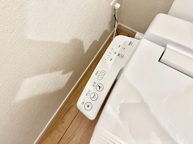 ■温水洗浄で快適、清潔感が保たれるシャワートイレ