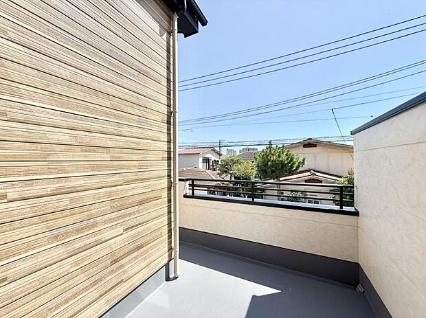 ■ 心地よい風と光を感じる、くつろぎのバルコニー