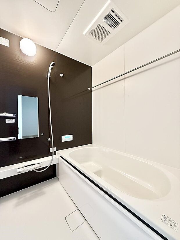 ■落ち着いた色合いの壁面、ゆっくり寛げるバスルーム