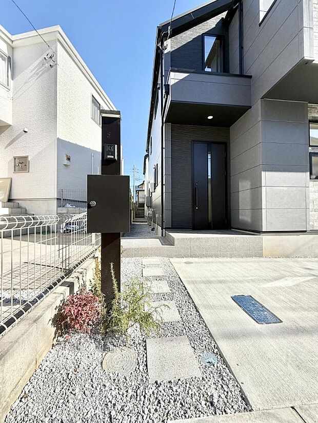 ■ シンプルで美しく、住まいの第一印象を彩る玄関です