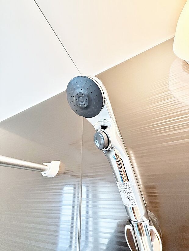 ■手元で簡単に止水できるため、水の無駄遣いを減らすことができます。  