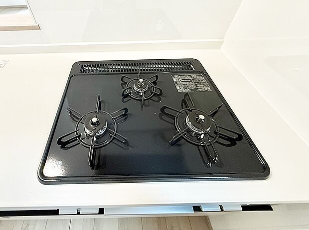 ■3口コンロのシステムキッチンで料理の手順もスムーズに