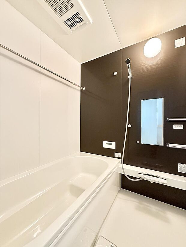 ■落ち着いた色合いの壁面、ゆっくり寛げるバスルーム