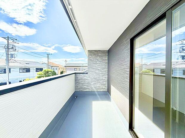 ■ 心地よい風と光を感じる、くつろぎのバルコニー