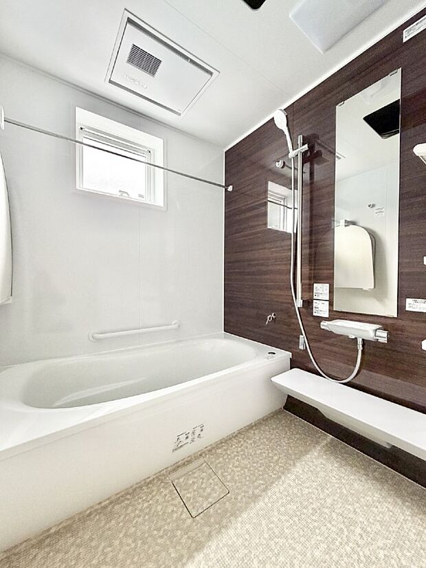 ■落ち着いた色合いの壁面、ゆっくり寛げるバスルーム