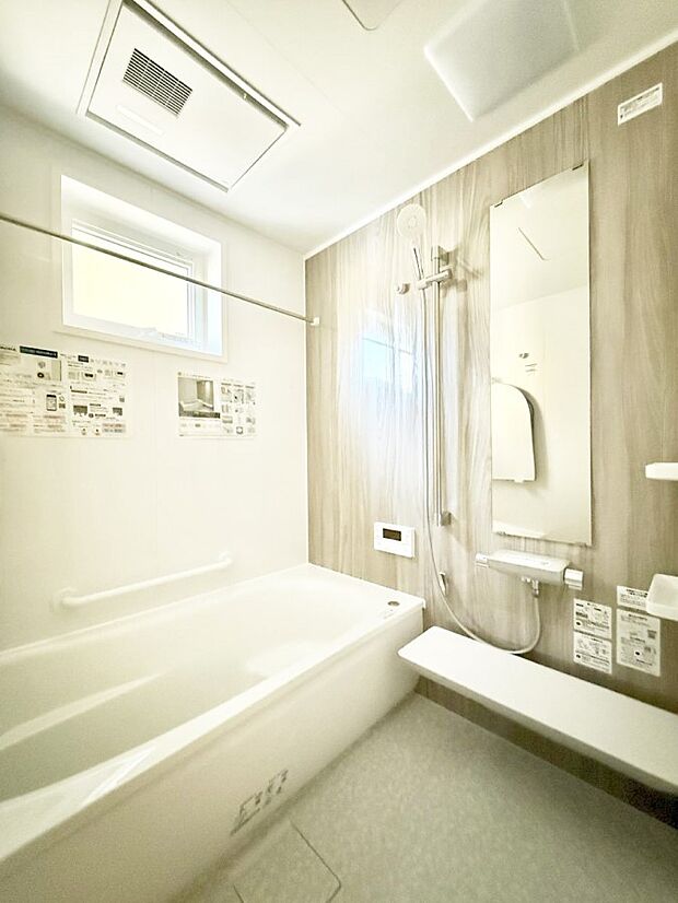 ■落ち着いた色合いの壁面、ゆっくり寛げるバスルーム