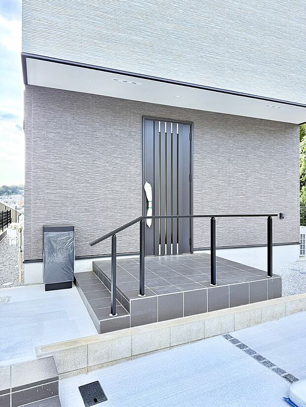 ■ シンプルで美しく、住まいの第一印象を彩る玄関です