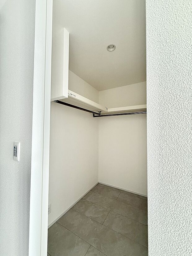 ■季節の洋服も、思い出の小物もすっきり収納できるウォークインクローゼット付