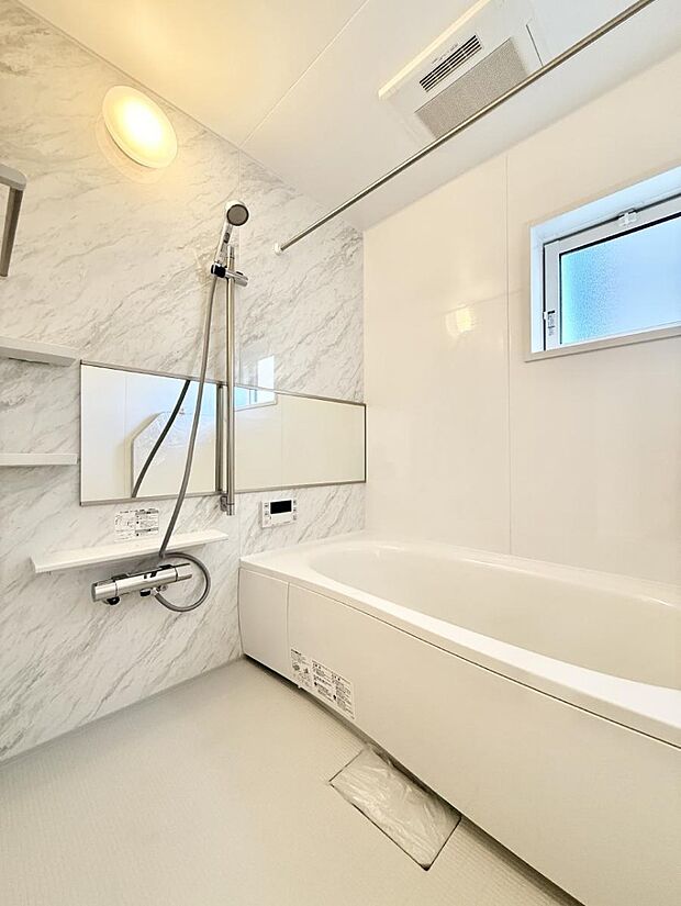 ■落ち着いた色合いの壁面、ゆっくり寛げるバスルーム