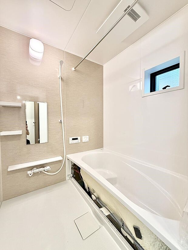 ■落ち着いた色合いの壁面、ゆっくり寛げるバスルーム