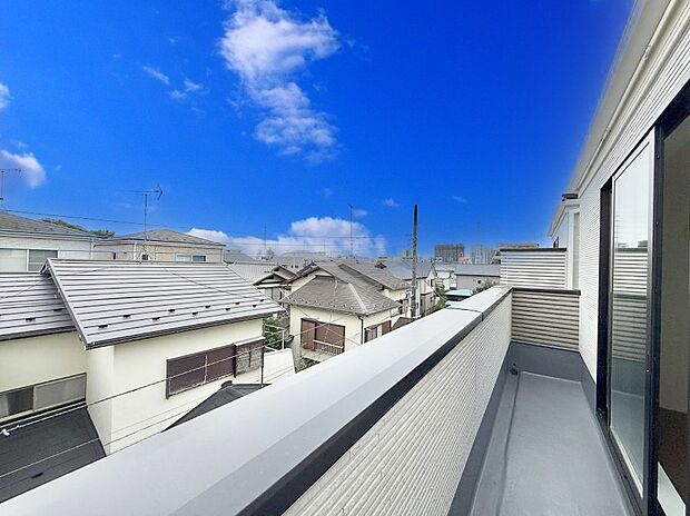 ■ 心地よい風と光を感じる、くつろぎのバルコニー