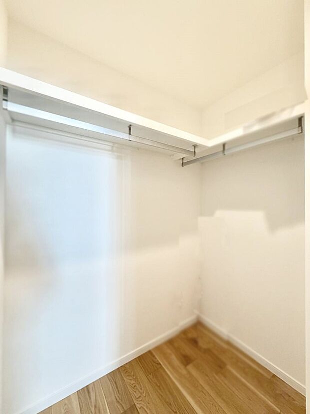 ■季節の洋服も、思い出の小物もすっきり収納できるウォークインクローゼット付