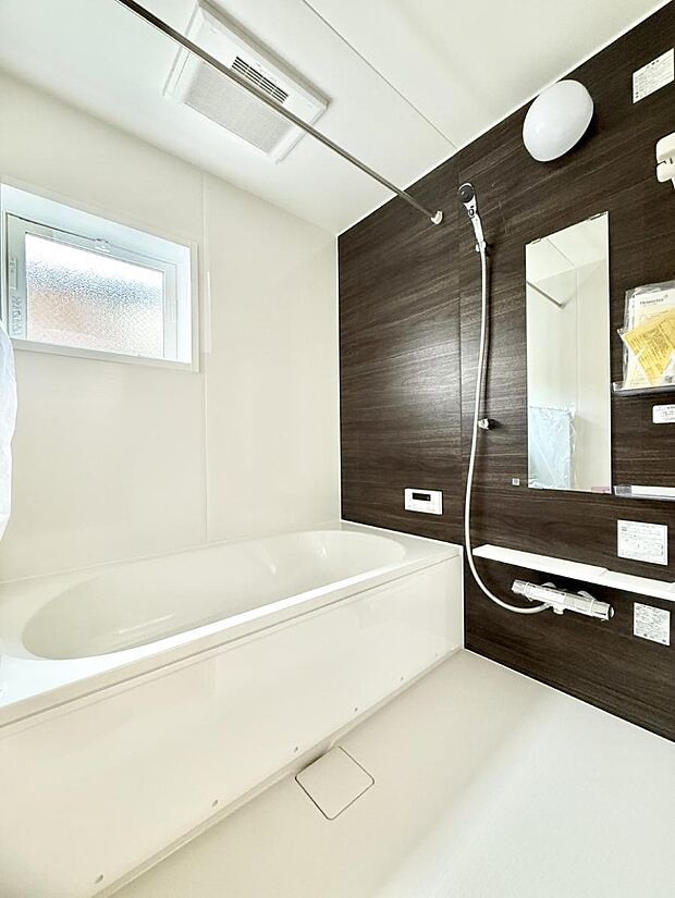 ■落ち着いた色合いの壁面、ゆっくり寛げるバスルーム