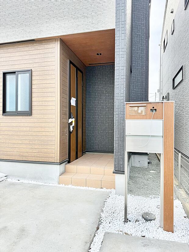 ■ シンプルで美しく、住まいの第一印象を彩る玄関です