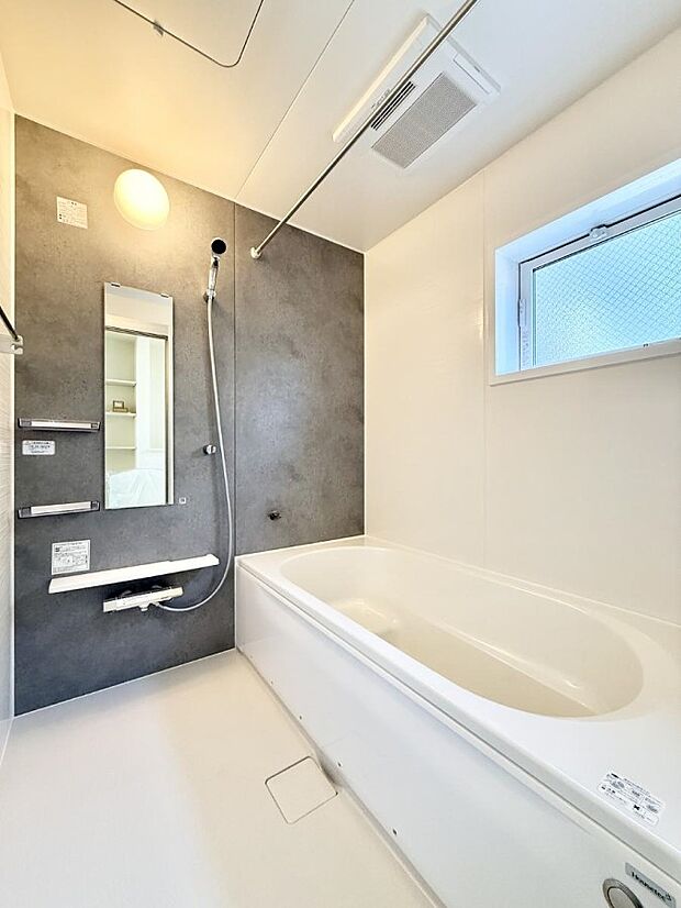 ■落ち着いた色合いの壁面、ゆっくり寛げるバスルーム